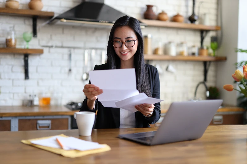 Businesswoman happy read a finance letter at her desk